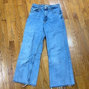 Zara Size 6 Light Wash Baggy Mom Jeans With Fringe Bottom